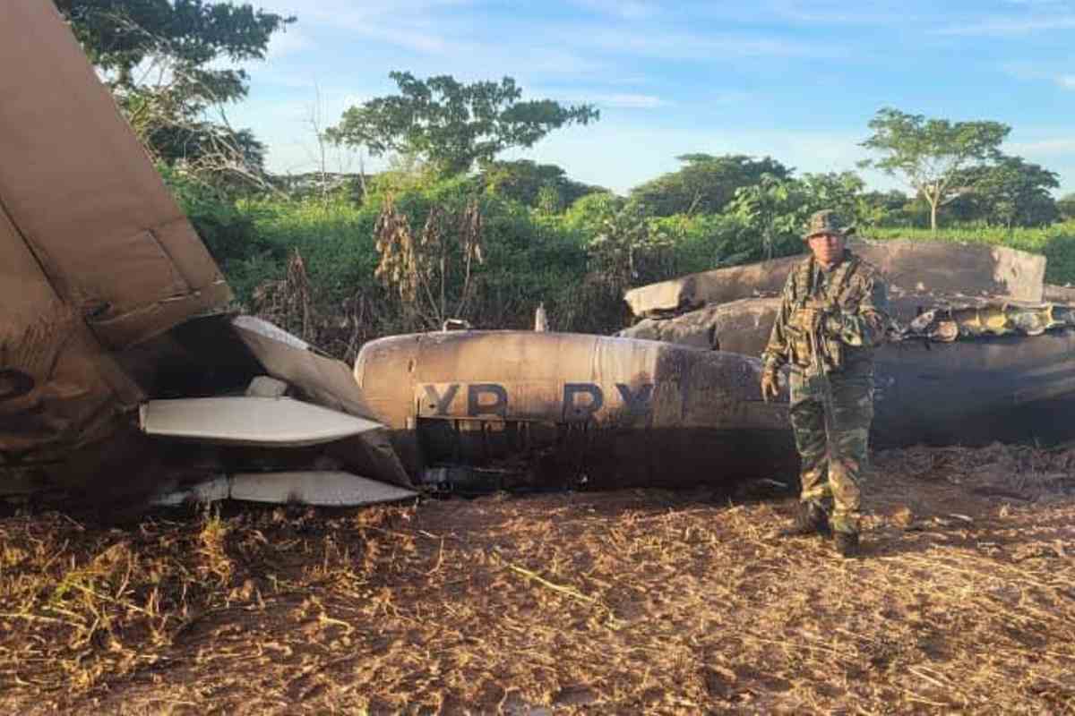 Avión mexicano derribado por Venezuela en 2022 con un hombre vestido de miliar| Foto x @dhernandezlarez