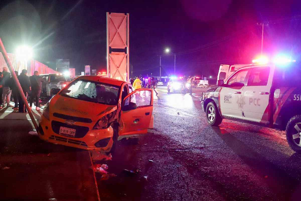Taxi impactado por camioneta en el estadio TSM Torreón | Foto: Cuarto Oscuro
