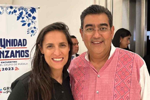 Anel Nochebuena Escobar, directora de Museos de Puebla, con el gobernador del estado Sergio Salmón Céspedes.