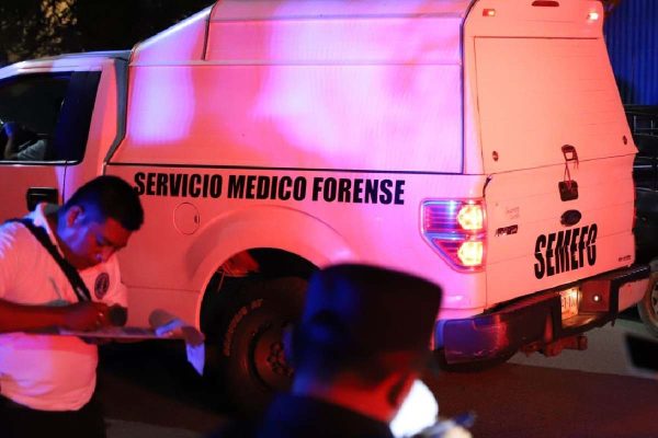 Servicio Médico Forense en la escena de un asesinato en Jalisco.