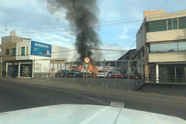 Un grupo de hombres armados incendió locales de venta de autos.
