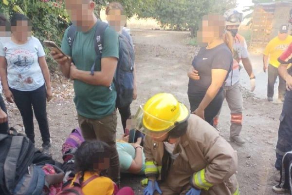 Migrantes atendidos tras volcadura de camión en Chiapas.