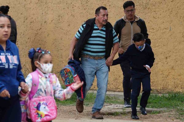 Padres de familia y alumnos durante el regreso a clases en CDMX.