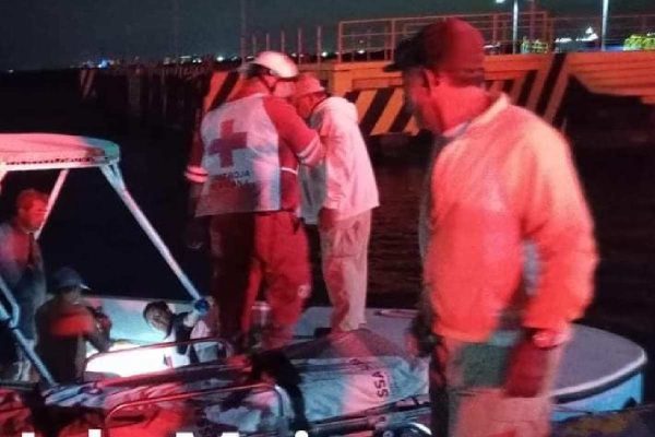 Rescate de sobrevivientes del naufragio de una embarcación en Quintana Roo.