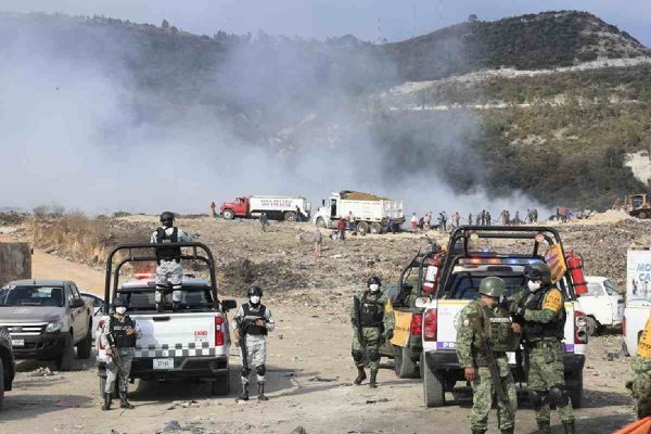 Autoridades trabajando en el incendio en el relleno sanitario de Panotla, Tlaxcala, por el cual se decretó emergencia ambiental.