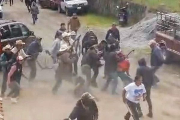 Se enfrentan pobladores y presuntos integrantes de la Familia Michoacana, en Texcapilla, Texcaltitlán, el 8 de diciembre de 2023