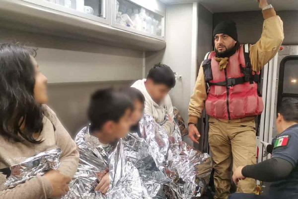 Madre y cuatro hijos, migrantes mexicanos, localizados en el río Bravo en Coahuila.