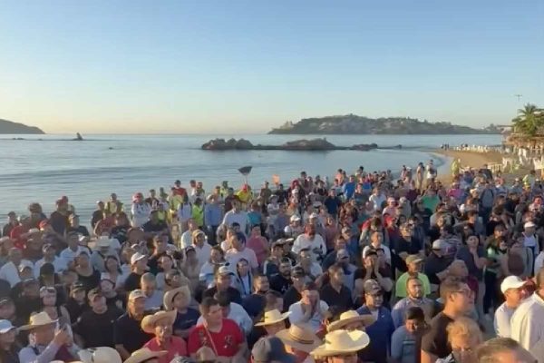 Funcionarios de Guerrero y simpatizantes de Félix Salgado reunidos para limpiar playas de Acapulco.