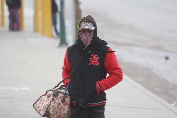 Persona abrigada en el exterior debido a las bajas temperaturas en México.