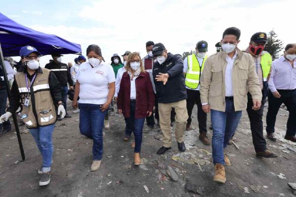 Gobernadora de Tlaxcala, Lorena Cuéllar, con su gabinete en el relleno sanitario de Panotla.