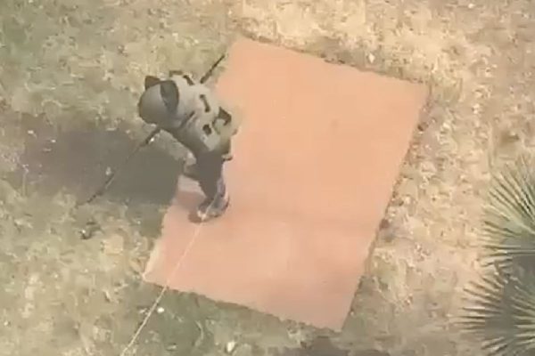 Elemento de la Sedena desactiva y retira granada encontrada en la Torre de Pemex en CDMX.
