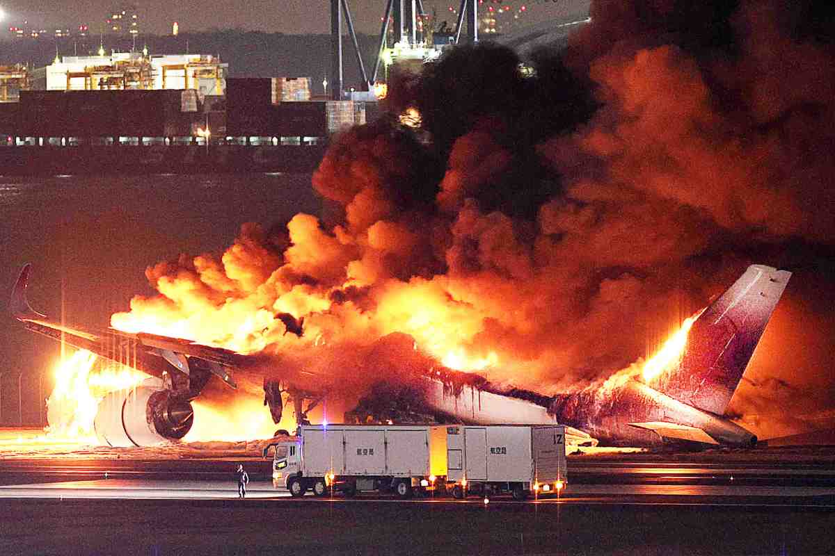 japon-colision-aviones-aeropuerto-tokio-muertos