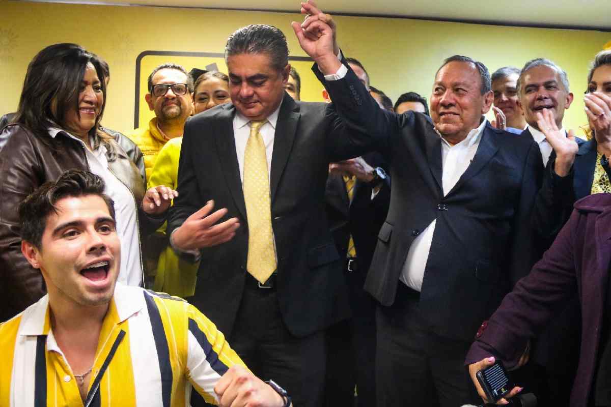 Espinosa Cházaro renuncia al PRD por diferencias con Jesús Zambrano