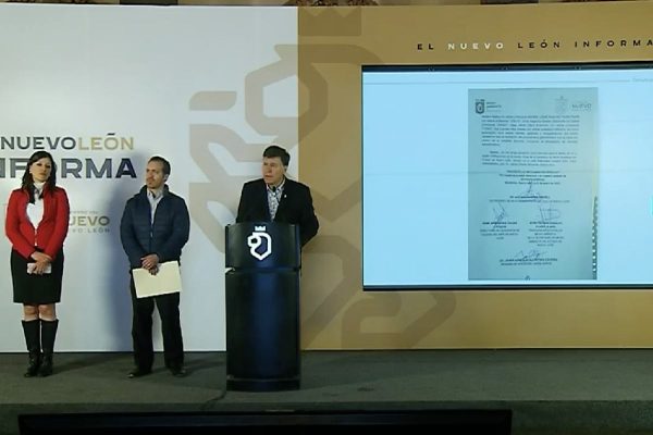 Conferencia de prensa donde autoridades de Nuevo León anunciaron la denuncia ante la FGR en contra de la refinería de Pemex en Cadereyta.