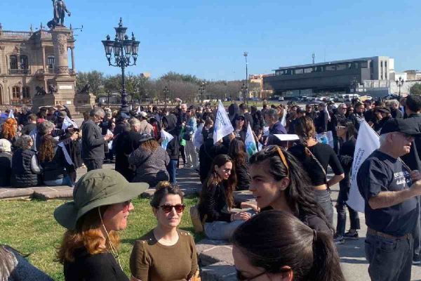 Ciudadanos se manifiestan en exigencia del cierre de la refinería de Pemex en Cadereyta, Nuevo León.