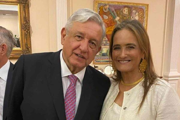 Patricia Armendáriz junto a AMLO.