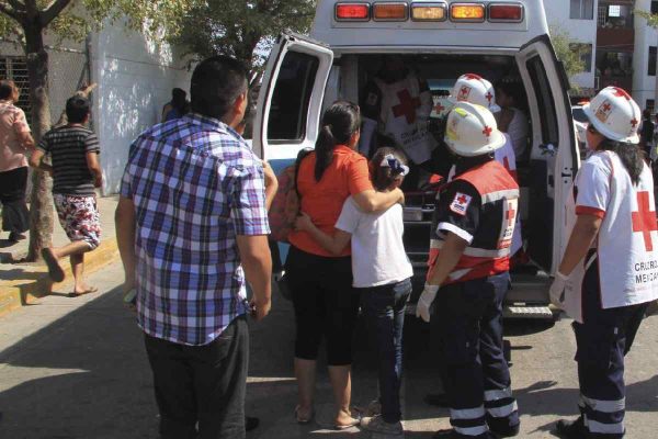 Elementos de emergenbcia atienden a personas que se intoxicaron.
