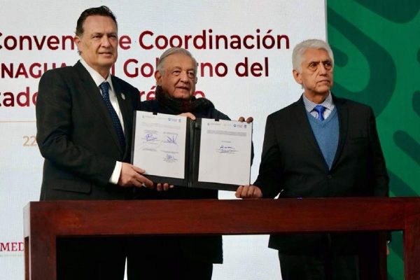 Mauricio Kuri, gobernador de Querétaro, Andrés Manuel López Obrador, presidente de México, y Germán Martínez, titular de la Conagua, en la firma del convenio del sistema Batán.