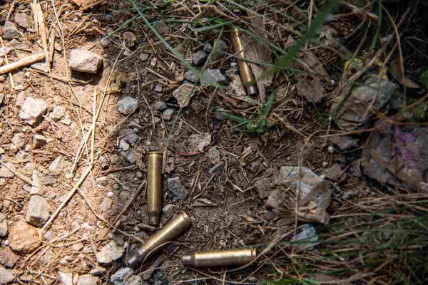 Casquillos percutidos de balas tras enfrentamientos en Chiapas.