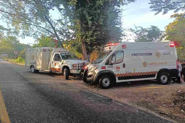 Ambulancias que atendieron a los migrantes lesionados en Chiapas tras la volcadura del camión que los transportaba.