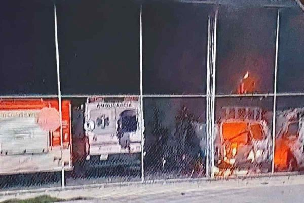 Ambulancias incendiadas en Doctos Coss, Nuevo León.