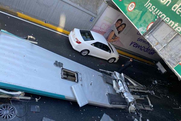 Un autobús quedó atorado en el bajopuente Viaducto Miguel Alemán