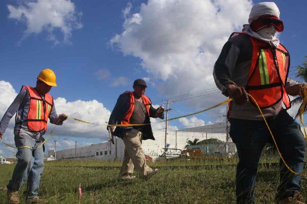 Trabajadores de un megaproyecto en Kanasín, Yucatán.