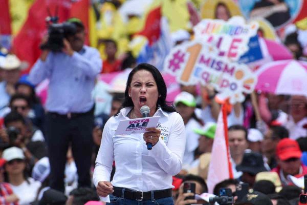 Alejandra del Moral durante un mitin en 2023