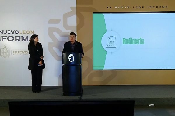 Funcionarios de la Secretaría del Medio Ambiente de Nuevo León en conferencia de prensa sobre la refinería de Pemex en Cadereyta.