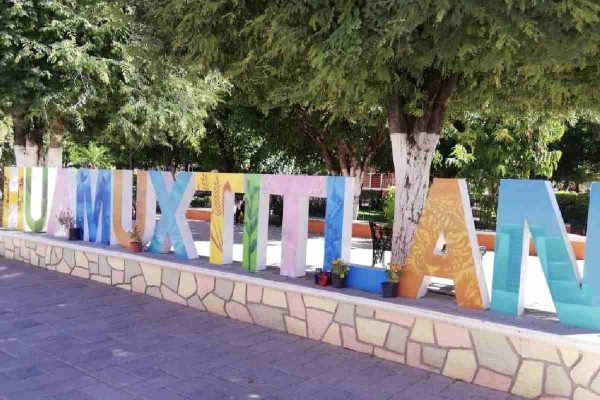 Letras turísticas con el nombre de Huamuxtitlán.