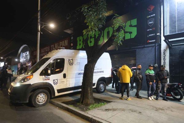Servicios de emergencia en el negocio del regidor de Neza asesinado en CDMX.