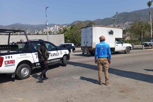Policías vigilan paradas de transporte público en Acapulco, Guerrero.