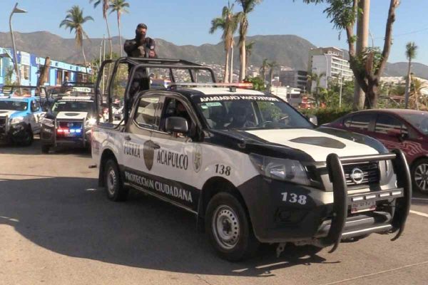 Policías de Acapulco vigilan el transporte público.