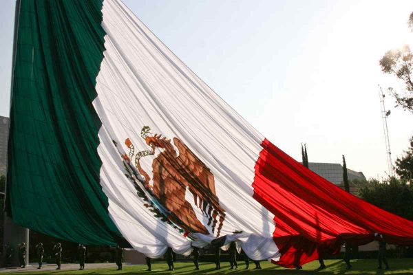 Izamiento del asta de bandera en Campo Marte, CDMX, en abril de 2011.