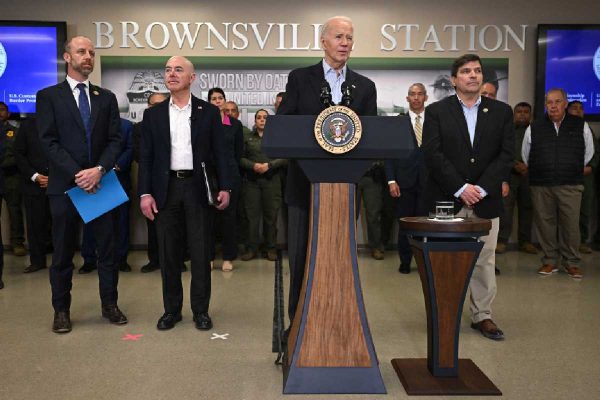 Joe Bide, presidente de Estados Unidos, en su visita a la frontera con México.