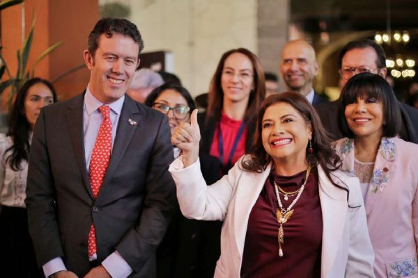 Clara Brugada, candidata de Morena a la jefatura de Gobierno de CDMX, en el Encuentro American Society of Mexico 2024.
