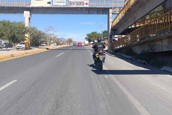 Patrullajes en las calles vacías de Chilpancingo debido a la falta de transporte público por la violencia e inseguridad.