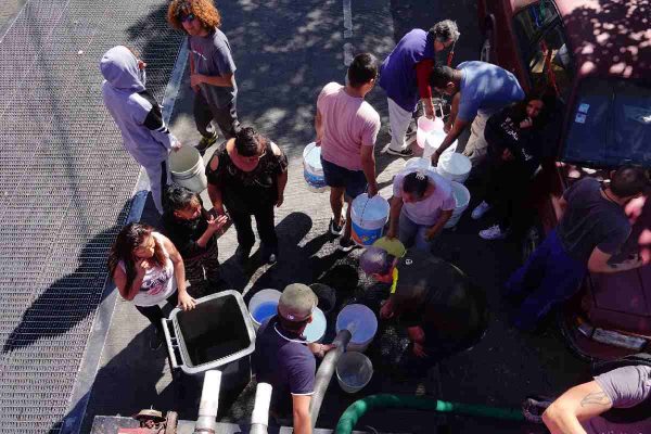 Personas acuden al tandeo de agua ante la falta del recurso en el Edomex y CDMX.
