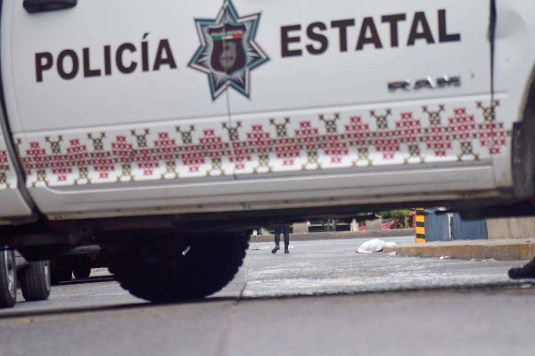 Patrulla de la Policía Estatal de Guerrero atendiendo un crimen.