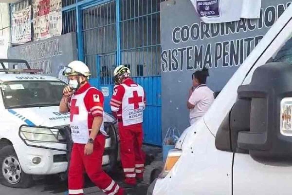 Servicios de emergencia atienden a las heridas tras el ataque al Cereso de Cuautla, Morelos.
