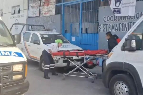 Servicios de emergencia atienden a las víctimas de un ataque armado en el Cereso de Cuautla, Morelos.