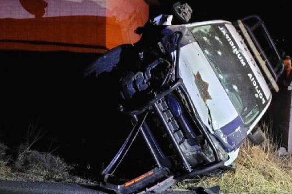 Patrulla de policía municipal dañada tras emboscada a agentes en Jalisco.
