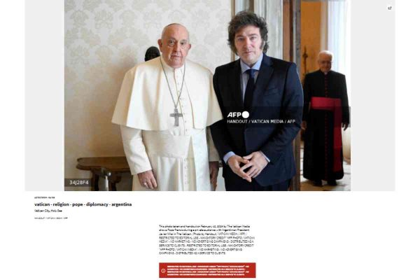 Captura de pantalla de la agencia AFP de foto en la que posan el presidente Javier Milei y el papa Francisco en el Vaticano, el 12 de febrero de 2024