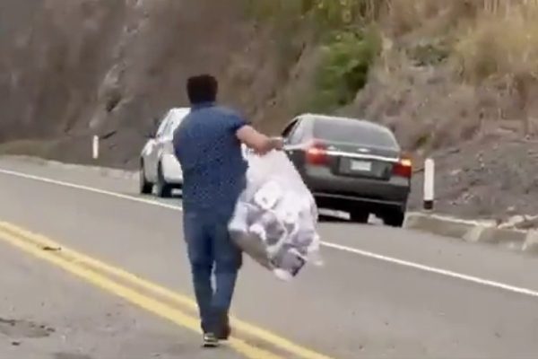 Funcionario de Pijijiapan, Chiapas, presuntamente robándose mercancía de un camión que se volcó.