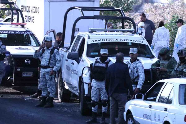 Operativo de seguridad de la Guardia Nacional en una autopista.