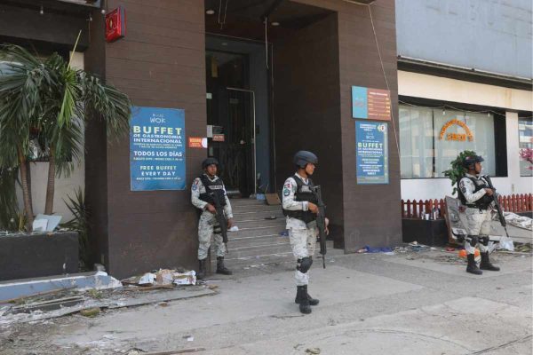 Elementos de la Guardia Nacional apoyan en tareas de seguridad tras el paso del huracán Otis.