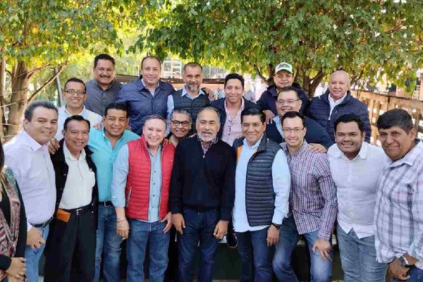 Mario Moreno en reunión con Héctor Astudillo y otros políticos.
