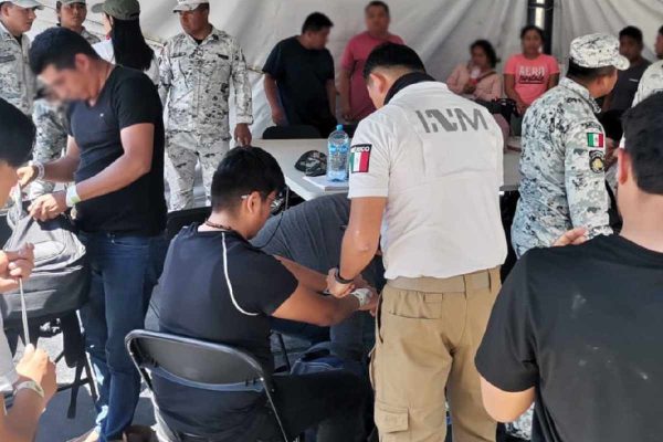 Migrantes que viajaban hacinados y que fueron localizados en Veracruz.