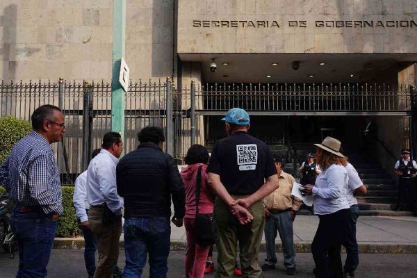 Representantes de organizaciones de transportistas afuera de la Secretaría de Gobernación (Segob).