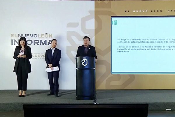 Autoridades de Nuevo León en conferencia sobre la refinería de Pemex en Cadereyta.